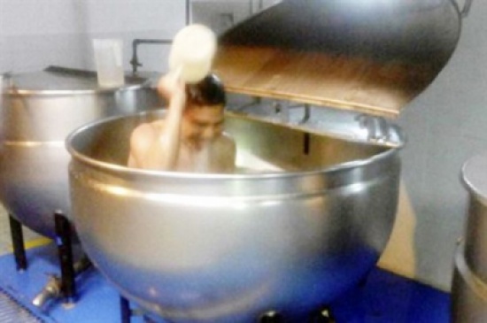 بالصورة.. طباخ يستحم في «حلة شوربة» بالصورة.. طباخ يستحم في «حلة شوربة»