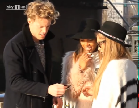 بالفيديو.. رد فعل المارة على شاب يلتقط صورا مع «صديق وهمي»