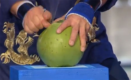 رجل بأصابع حديدية