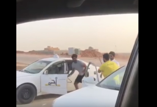 فيديو| سعودي يوثق مضاربة بين شباب وعندما توقف كانت المفاجأة! فيديو| سعودي يوثق مضاربة بين شباب وعندما توقف كانت المفاجأة!