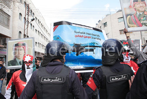 بالصور ..  عمان : مسيرتان من امام الحسيني تضامنا مع الكساسبة ورفضا للغاز الاسرائيلي