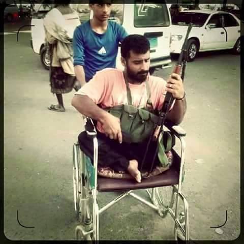 عدني مقعد يحمل سلاحه ضد الحوثيين