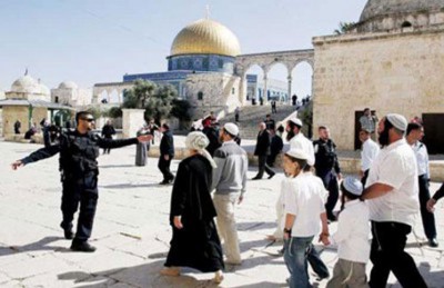 مستوطنون يهود يقتحمون المسجد الأقصى تحت حراسة الشرطة الإسرائيلية مستوطنون يهود يقتحمون المسجد الأقصى تحت حراسة الشرطة الإسرائيلية