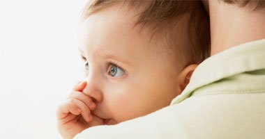 انتبهي.. مص طفلك لأصابعه يغير شكله ويشوه الفكين ويؤخر النطق انتبهي.. مص طفلك لأصابعه يغير شكله ويشوه الفكين ويؤخر النطق