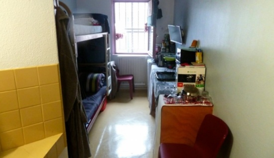 سجن فرنسي يسلم مفاتيح الزنازين للسجناء