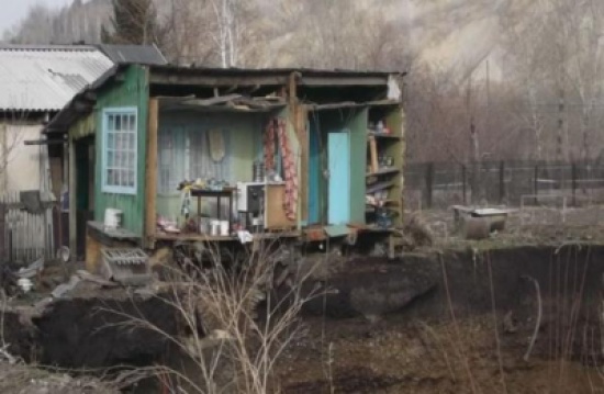 بالفيديو.. أم وابنها يهربان من منزلهما والأرض تبتلعه