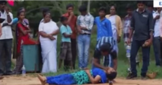 شاهد.. هندي يشق جوزة هند مستقرة على رقبة زوجته