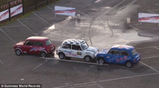 شاهد.. سائق يركن السيارة بطريقة احترافية ويدخل موسوعة جينيس