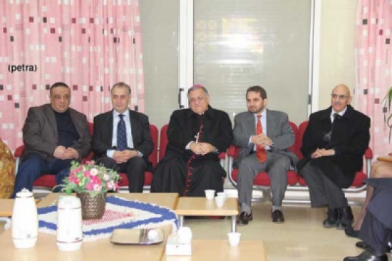 الأمير مرعد يشارك الجامعة الأمريكية احتفالها بالأعياد