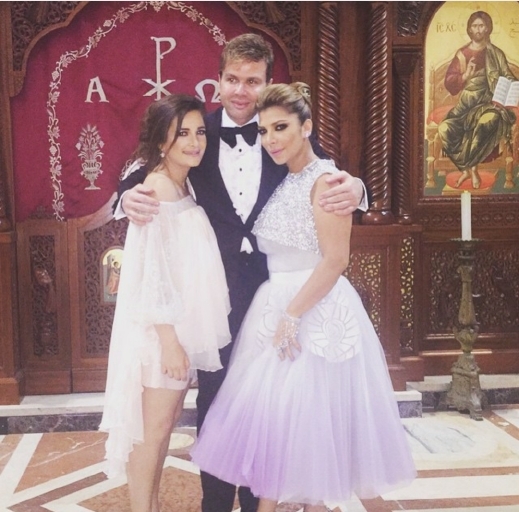 أناقة أصالة وإبنتها تخطف الأنظار في حفل زفاف في بيروت