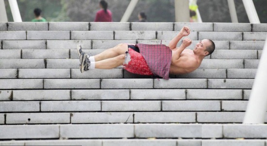 صيني يبتكر طريقة للتدليك بالتدحرج على الأدراج