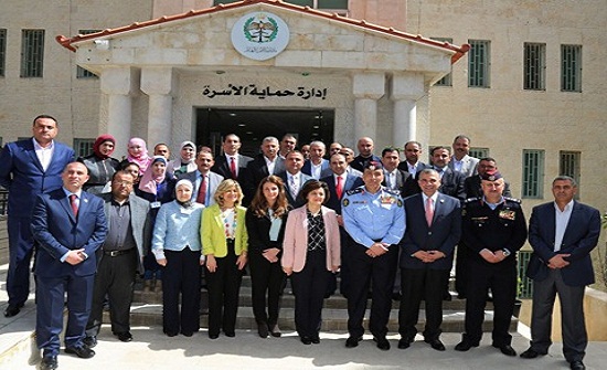 لقاء تقييمي في " حماية الاسرة " للشراكة بين وزارة التنمية الاجتماعية ومديرية الأمن العام لقاء تقييمي في " حماية الاسرة " للشراكة بين وزارة التنمية الاجتماعية ومديرية الأمن العام