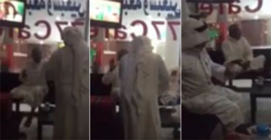 شاهد.. مشاجرة بين رجلين في أحد كافيهات