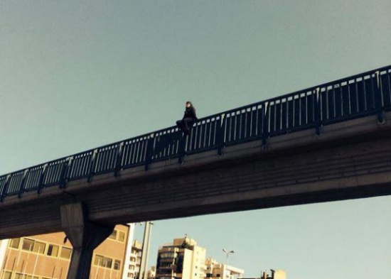 عشرينية تهدد بالقاء نفسها من على جسر بعمان