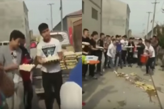 شاهد.. كيف انتقم صينيون من رجل يبيع بيضا فاسدًا؟