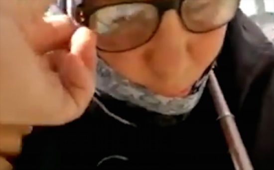 فيديو: رجل يكشف خداع عجوز متسولة