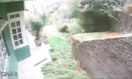 شاهد ما فعله زلزال نيبال بحديقة منزل