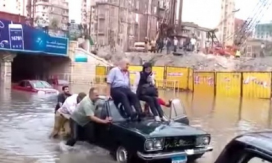 فيديو: أسرة تعتلي سطح سيارة لتعبر نفق بالإسكندرية بعد غرقه بالمياه