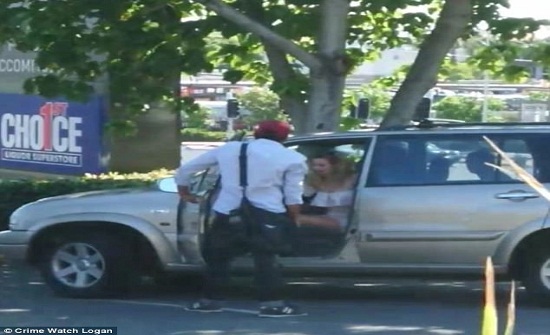 صور: مشاجرة بين رجل وامرأة تنتهي بتحطيم سيارة صور: مشاجرة بين رجل وامرأة تنتهي بتحطيم سيارة