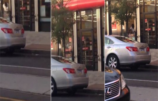 شاهد.. لص يحطم زجاج نافذة أحد المتاجر برأسه للهرب