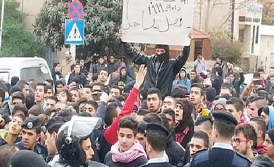 تربية الكورة تنهي وقفة احتجاجية لطلبة الثانوية تربية الكورة تنهي وقفة احتجاجية لطلبة الثانوية