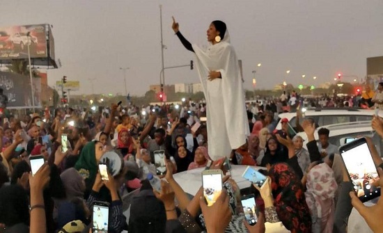 بالفيديو : "تمثال حرية جديد".. إشادة عالمية بـ"إيقونة" احتجاجات السودان بالفيديو : "تمثال حرية جديد".. إشادة عالمية بـ"إيقونة" احتجاجات السودان