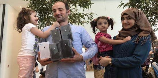 اشترى 12 آيفون 8.. شاهد أول زبون لجهاز أبل الجديد بالإمارات اشترى 12 آيفون 8.. شاهد أول زبون لجهاز أبل الجديد بالإمارات