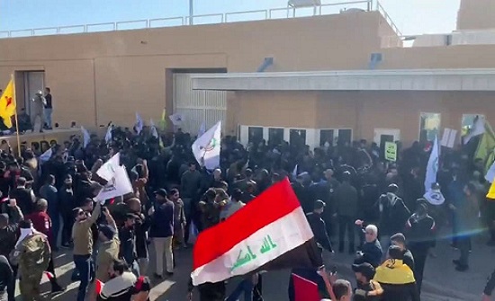 تظاهرات أمام السفارة الأميركية ببغداد ومحاولات لاقتحامها تظاهرات أمام السفارة الأميركية ببغداد ومحاولات لاقتحامها