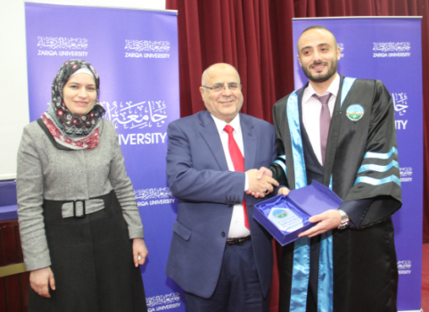 خريجوا الصيدلة في جامعة الزرقاء يؤدون قسم المهنة خريجوا الصيدلة في جامعة الزرقاء يؤدون قسم المهنة