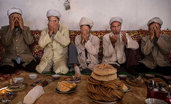 الصين.. إجبار مسلمين على أكل لحم الخنزير وشرب الكحول الصين.. إجبار مسلمين على أكل لحم الخنزير وشرب الكحول