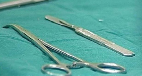 إخراج "مقص" من بطن مريض بعد 18 عاما