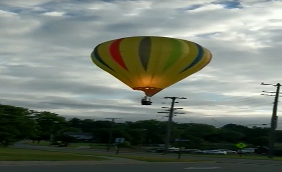بالفيديو: لحظة اصطدام بالون بأسلاك كهرباء وانفجاره في الهواء