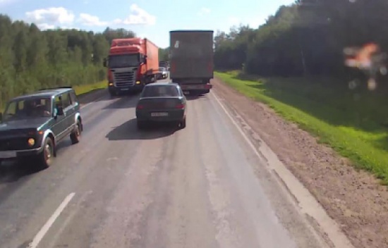 شاهد.. سائق متهور يتسبب في حادث كارثي