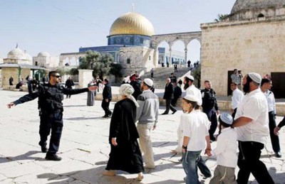 عشرات المستوطنين يقتحمون الأقصى واعتداء على المرابطات