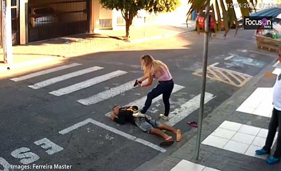 رجل حاول سرقة أطفال وأمهات أمام مدرسة فقتلته شرطية بالبرازيل رجل حاول سرقة أطفال وأمهات أمام مدرسة فقتلته شرطية بالبرازيل