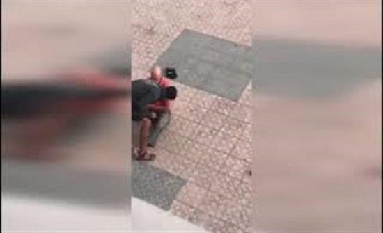 بالفيديو.. لقطات صادمة للحظة اعتداء لص على رجل عجوز بطريقة وحشية بالفيديو.. لقطات صادمة للحظة اعتداء لص على رجل عجوز بطريقة وحشية