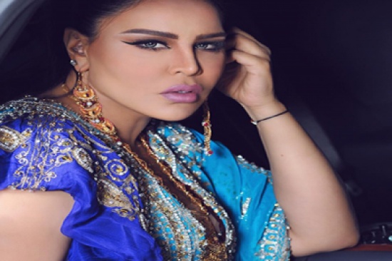 صور: أحلام تتنزه مع زوجها في شوارع فرنسا