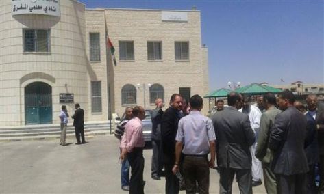 بالصور / باب نادي المعلمين بالمفرق مغلق .. والاجتماع بالهواء الطلق بالصور / باب نادي المعلمين بالمفرق مغلق .. والاجتماع بالهواء الطلق