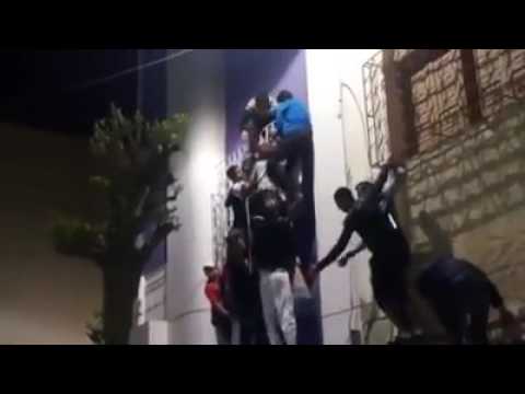 فيديو | مغاربة ينقذون حياة سائحة أجنبية حاولت الانتحار