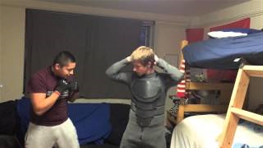 بالفيديو.. طالب أمريكي يخترع بدلة مضادة للضربات