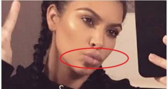 سبب ضم الفتيات للشفاه أثناء التقاط صور السلفي...جوب صادم لـ99 % من الرجال!!