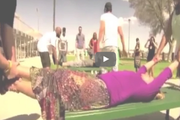 شاهد..  ساحر يقسم امرأة ورجلا إلى نصفين