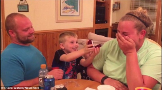 بالفيديو والصور.. امرأة تفهم طلب الزواج منها بعد 10 مرات