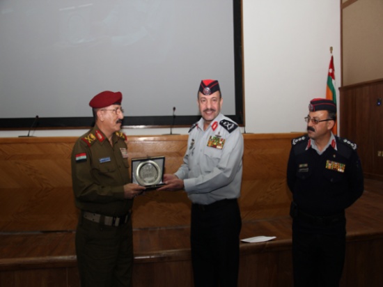 وفد من الملحقين العسكريين يزور أكاديمية الأمير حسين بن عبدالله الثاني