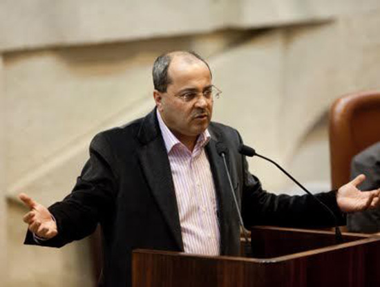 الطيبي يمزق قانون حظر الأذان على منصة الكنيست (فيديو)