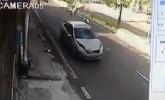 لحظة دهس سيارة مسرعة طفل أمام عائلته في البرازيل (فيديو) لحظة دهس سيارة مسرعة طفل أمام عائلته في البرازيل (فيديو)