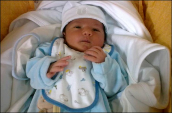 طفل يولد نصف انسان والنصف الاخر لن تصدق ما هو!