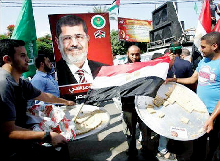 ملياردير اسرائيلي يقود حملة ضد مرسي بسبب موقفه من الحرب على غزة ملياردير اسرائيلي يقود حملة ضد مرسي بسبب موقفه من الحرب على غزة