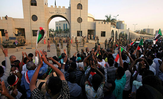 الشرطة السودانية تفرق احتجاجا في الخرطوم وتزيل الحواجز الشرطة السودانية تفرق احتجاجا في الخرطوم وتزيل الحواجز