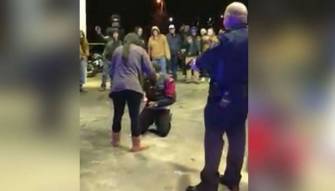 بالفيديو: طلب الزواج من صديقته تحت تهديد الشرطة فانهارت بالفيديو: طلب الزواج من صديقته تحت تهديد الشرطة فانهارت